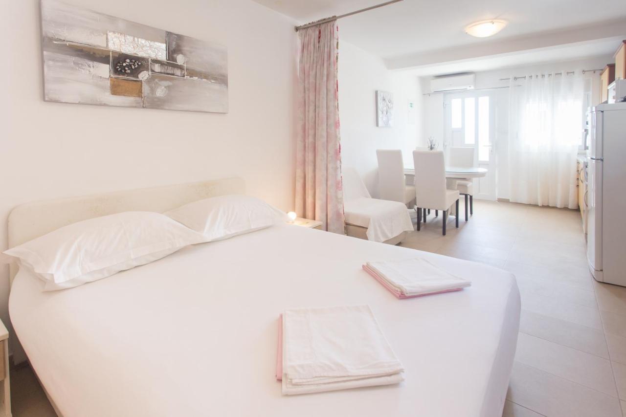 Apartments Bandic - 30 Meters To The Beach Trogir Exterior photo